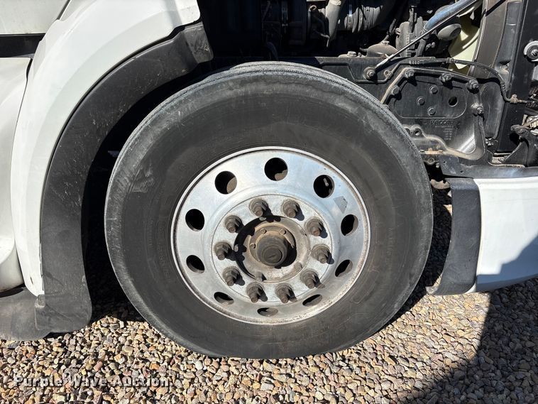 image for item YA1916 2019 Peterbilt 579 semi truck