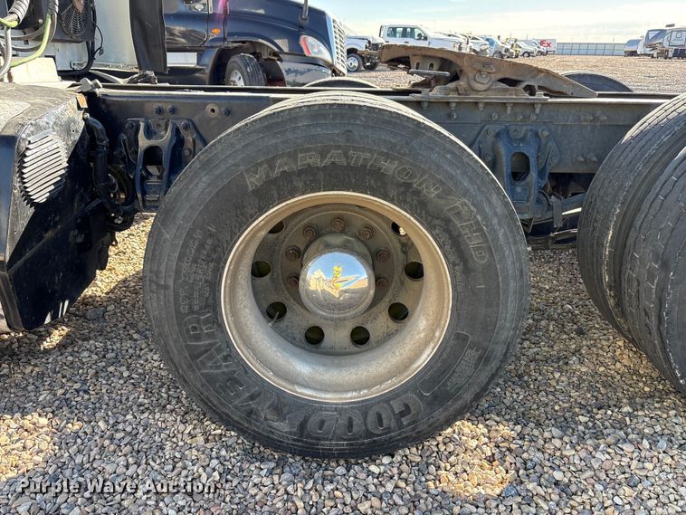 image for item YA1916 2019 Peterbilt 579 semi truck