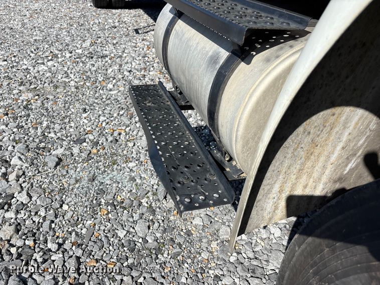 image for item YA1921 2018 International 4300 box truck