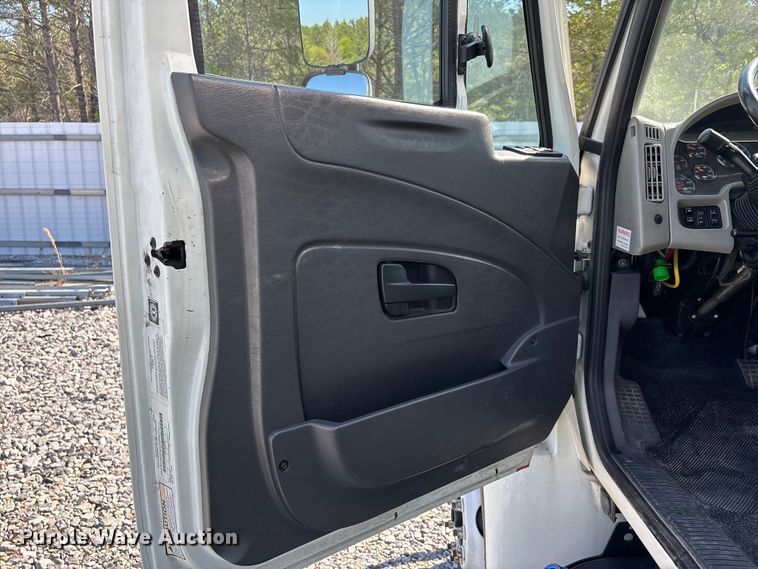 image for item YA1921 2018 International 4300 box truck