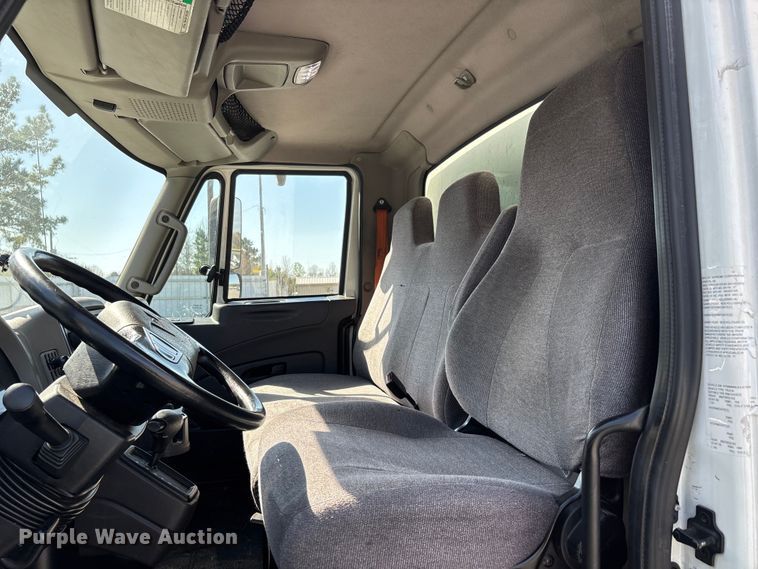 image for item YA1921 2018 International 4300 box truck