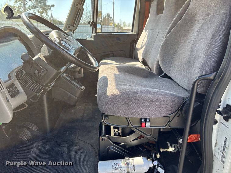 image for item YA1921 2018 International 4300 box truck