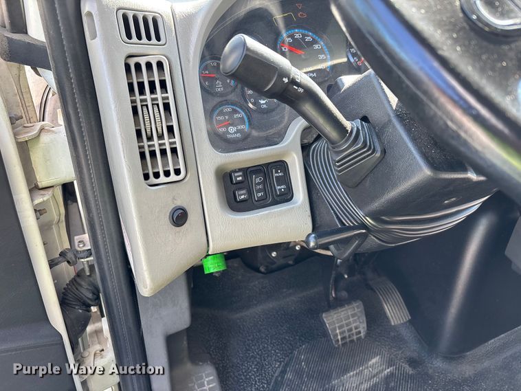 image for item YA1921 2018 International 4300 box truck