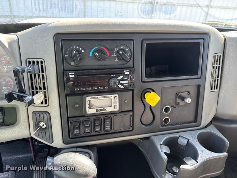 image for item YA1921 2018 International 4300 box truck