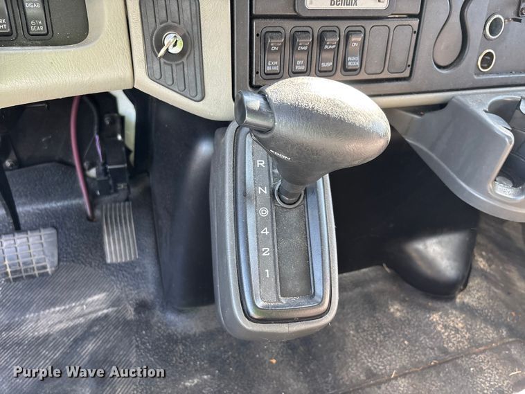 image for item YA1921 2018 International 4300 box truck