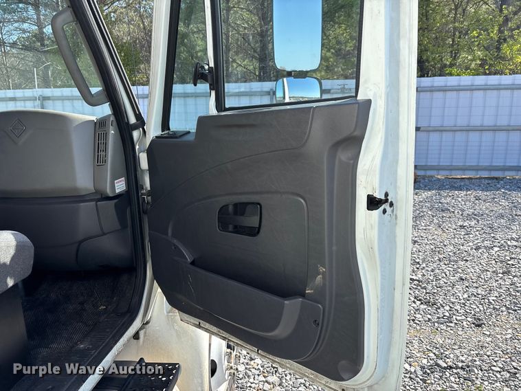 image for item YA1921 2018 International 4300 box truck
