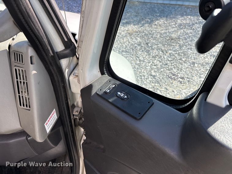 image for item YA1921 2018 International 4300 box truck