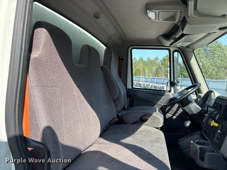 image for item YA1921 2018 International 4300 box truck
