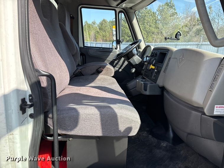 image for item YA1921 2018 International 4300 box truck