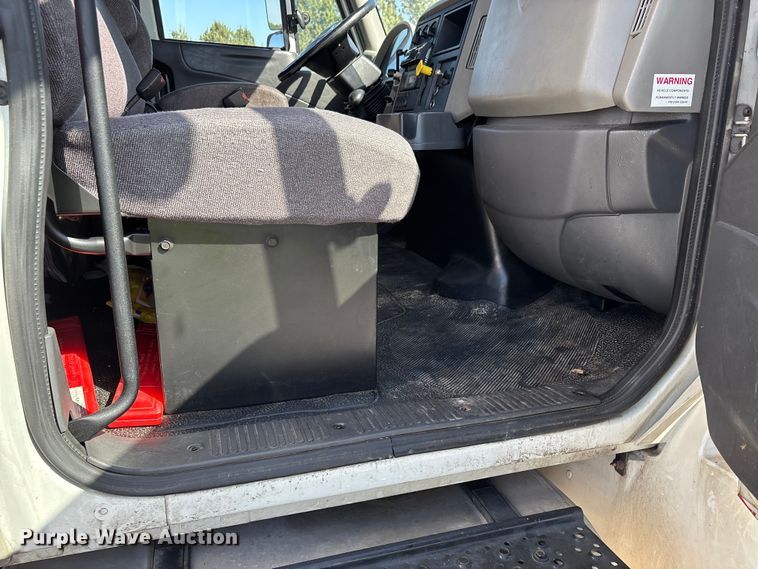 image for item YA1921 2018 International 4300 box truck