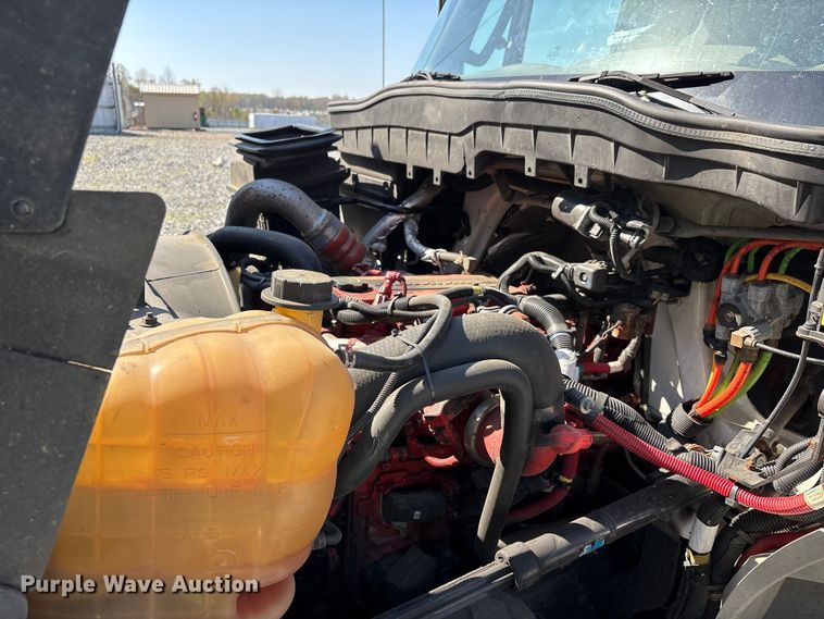 image for item YA1921 2018 International 4300 box truck
