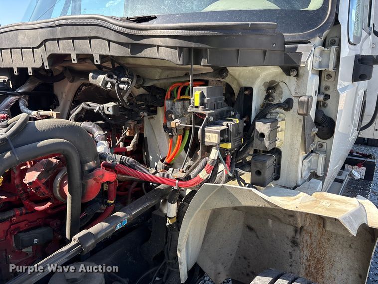 image for item YA1921 2018 International 4300 box truck