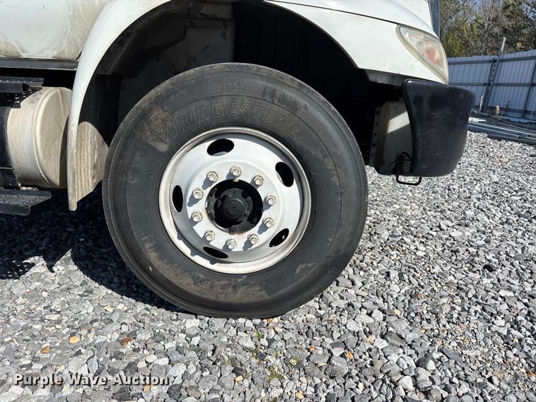image for item YA1921 2018 International 4300 box truck