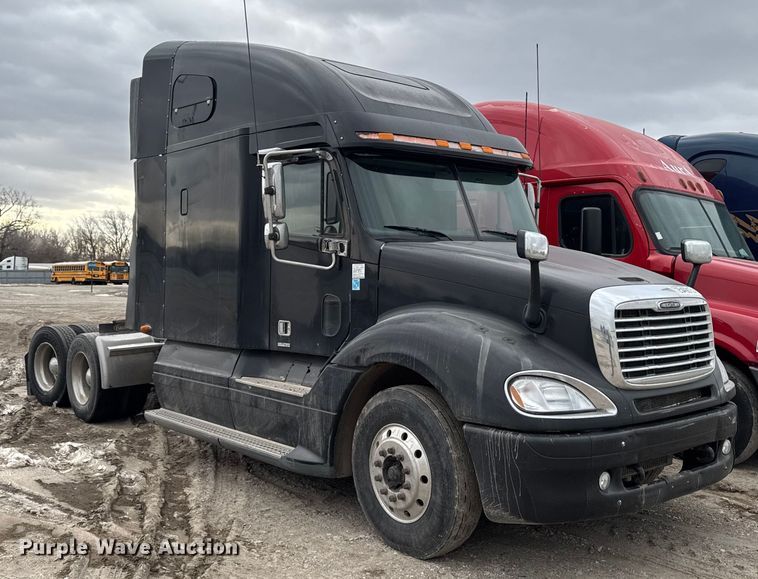 image for item YA2079 2003 Freightliner Columbia semi truck