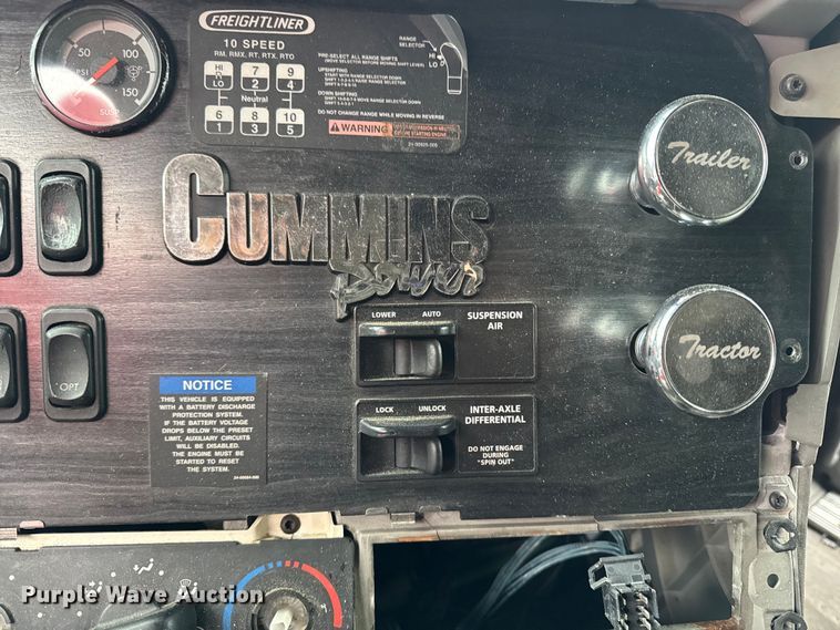 image for item YA2079 2003 Freightliner Columbia semi truck