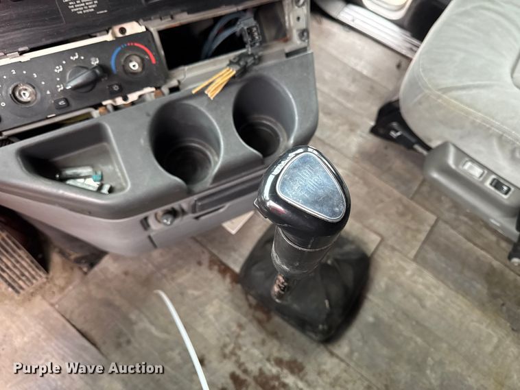 image for item YA2079 2003 Freightliner Columbia semi truck