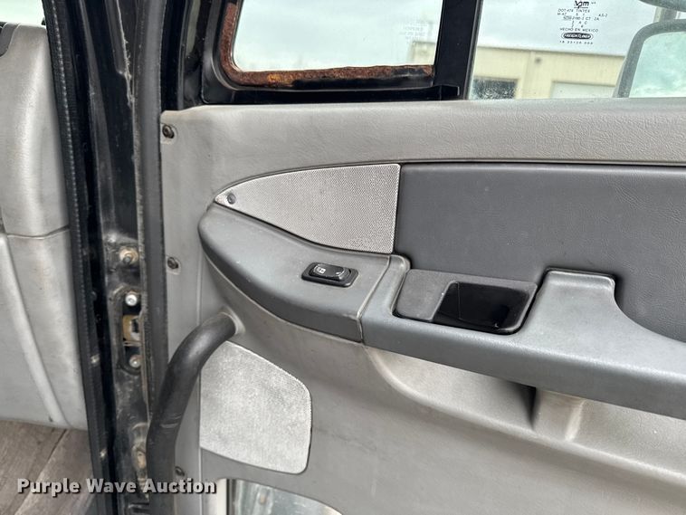 image for item YA2079 2003 Freightliner Columbia semi truck