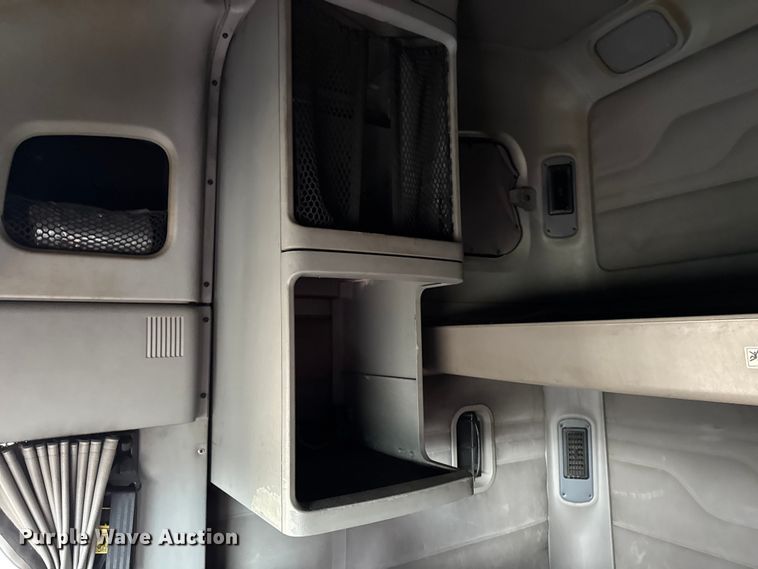 image for item YA2079 2003 Freightliner Columbia semi truck