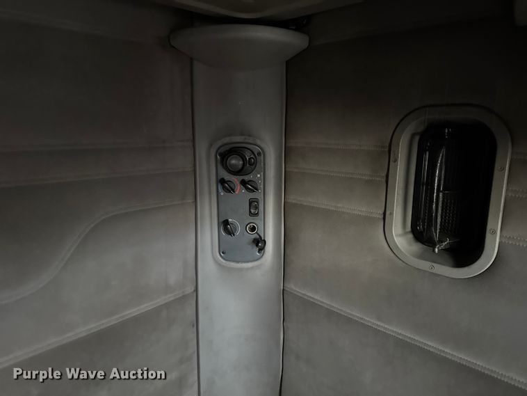 image for item YA2079 2003 Freightliner Columbia semi truck