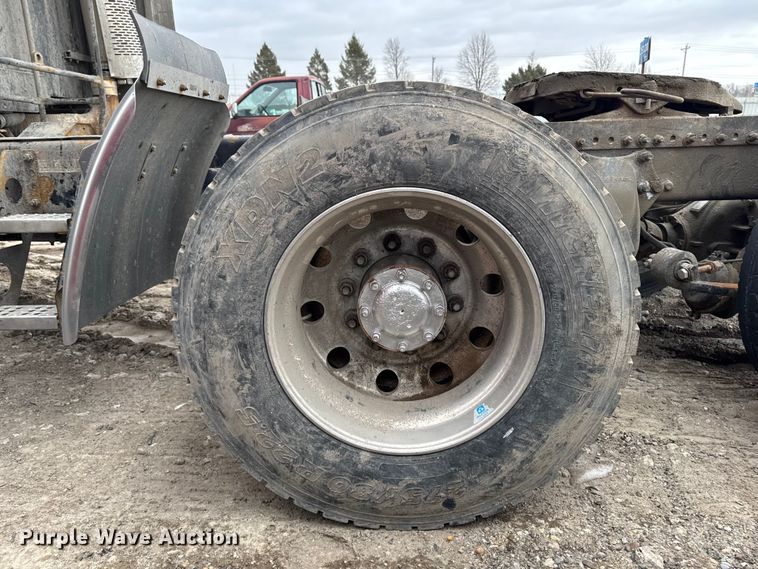 image for item YA2079 2003 Freightliner Columbia semi truck