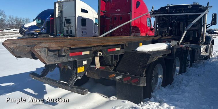 image for item YA2179 2021 Peterbilt 567 roll-off container truck