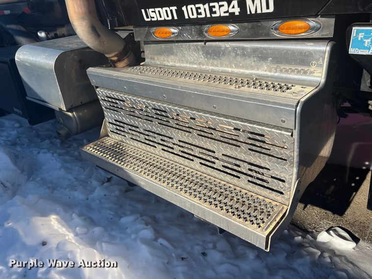 image for item YA2179 2021 Peterbilt 567 roll-off container truck