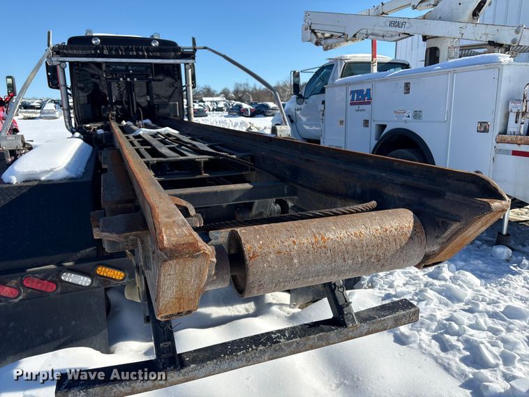 image for item YA2179 2021 Peterbilt 567 roll-off container truck