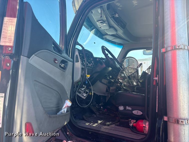 image for item YA2179 2021 Peterbilt 567 roll-off container truck