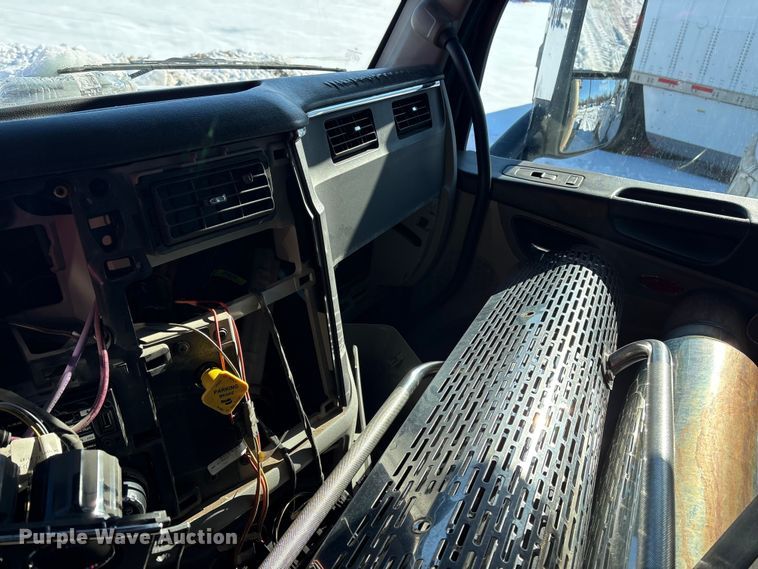 image for item YA2179 2021 Peterbilt 567 roll-off container truck