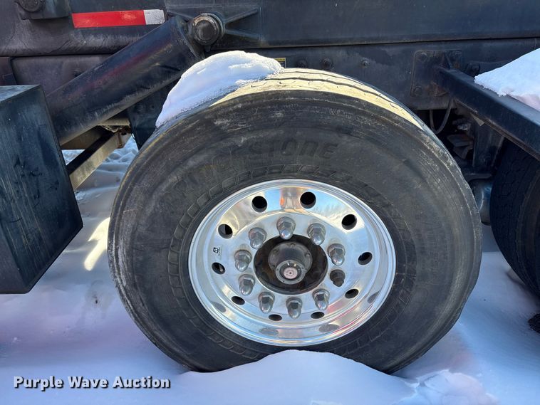 image for item YA2179 2021 Peterbilt 567 roll-off container truck