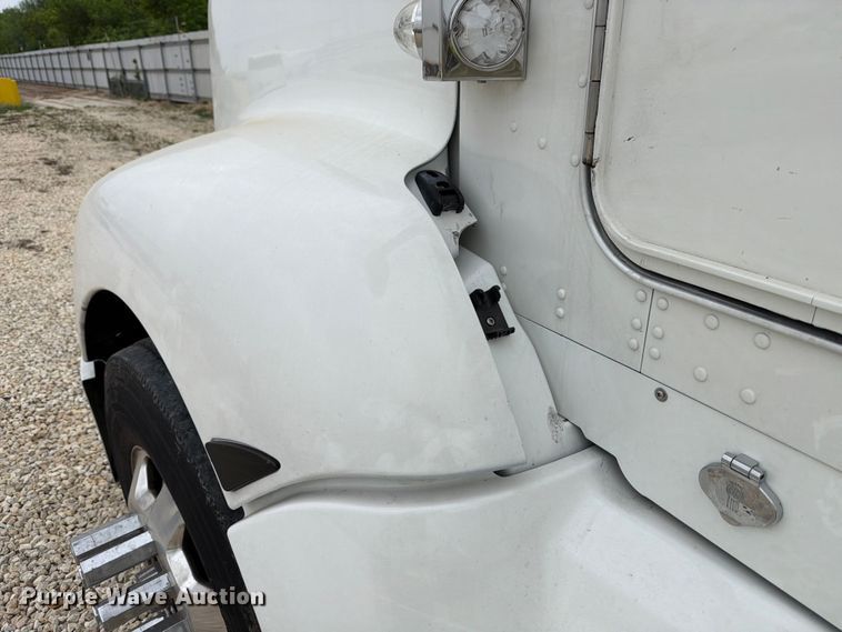 image for item YA2188 2016 Kenworth T660 semi truck