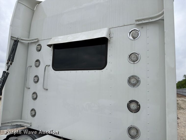 image for item YA2188 2016 Kenworth T660 semi truck
