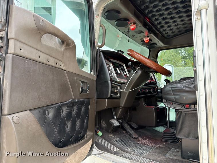 image for item YA2188 2016 Kenworth T660 semi truck