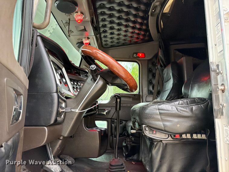 image for item YA2188 2016 Kenworth T660 semi truck