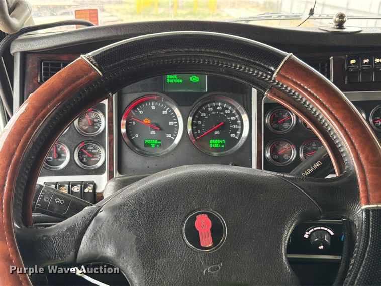 image for item YA2188 2016 Kenworth T660 semi truck