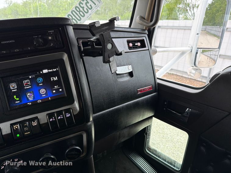 image for item YA2188 2016 Kenworth T660 semi truck