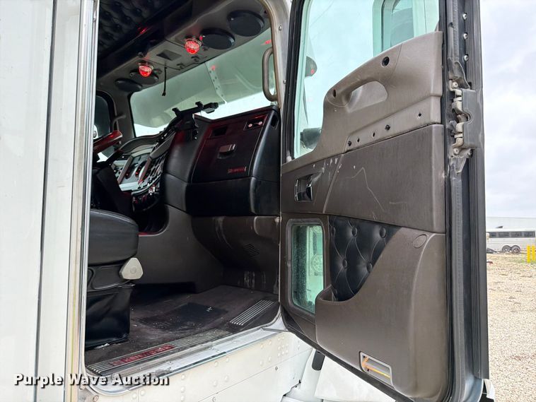 image for item YA2188 2016 Kenworth T660 semi truck