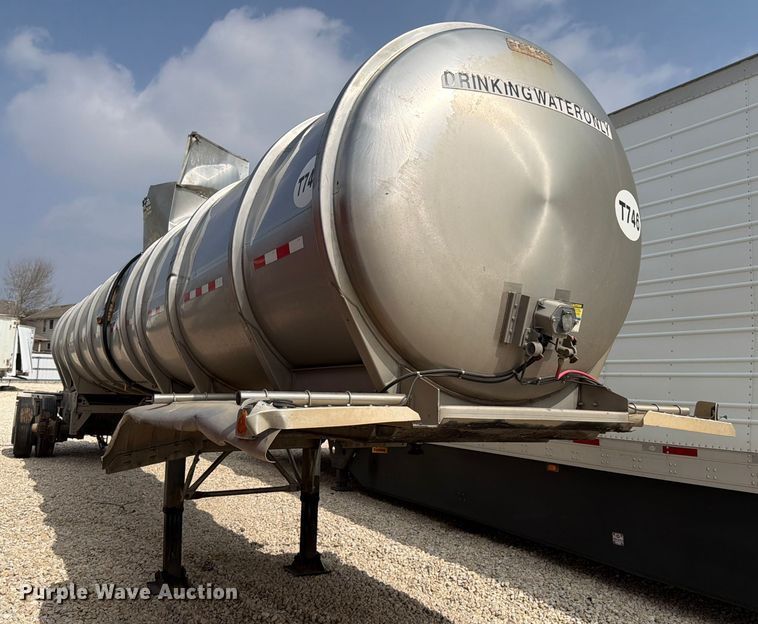 image for item YA2552 2019 Polar tank trailer