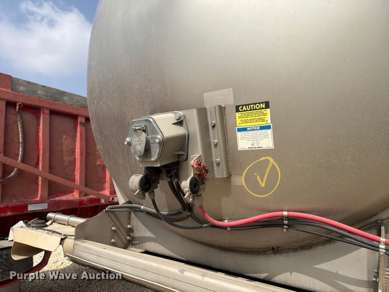 image for item YA2552 2019 Polar tank trailer