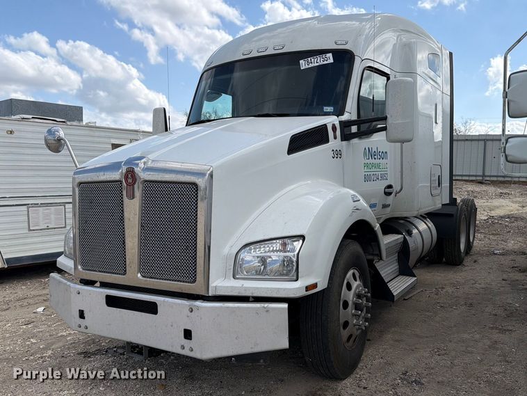 image for item YA2741 2022 Kenworth T880 semi truck