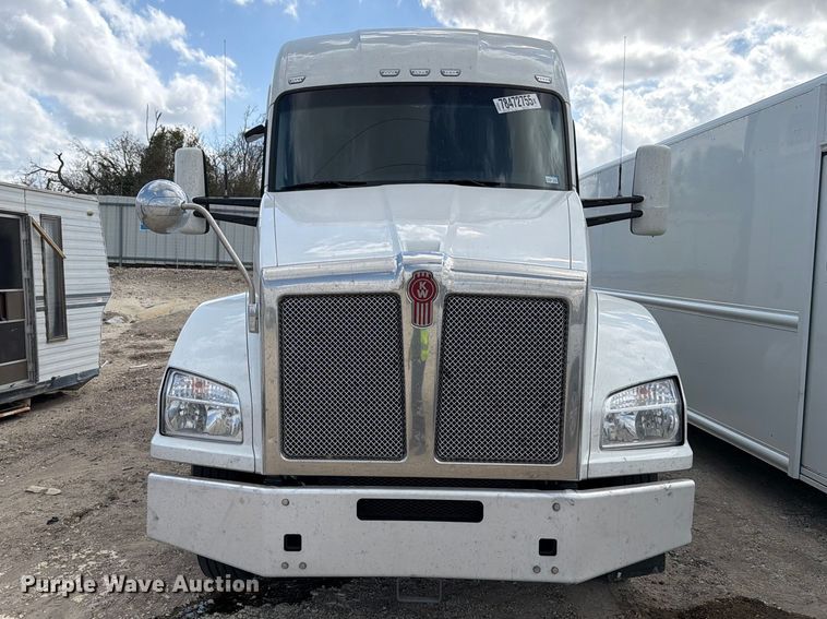 image for item YA2741 2022 Kenworth T880 semi truck