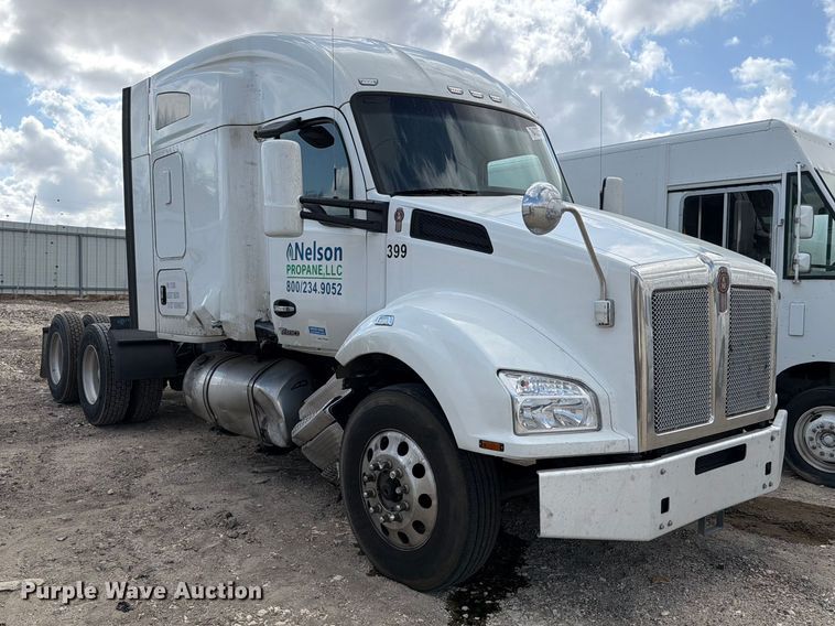 image for item YA2741 2022 Kenworth T880 semi truck
