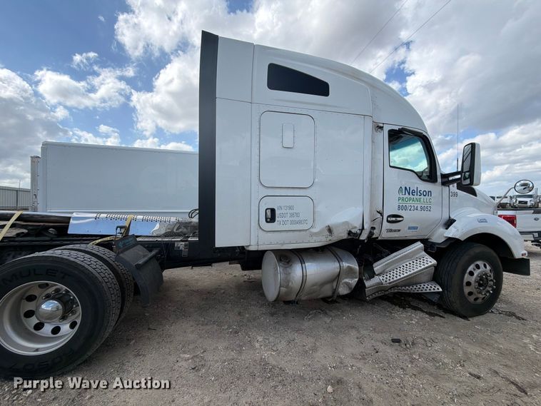 image for item YA2741 2022 Kenworth T880 semi truck