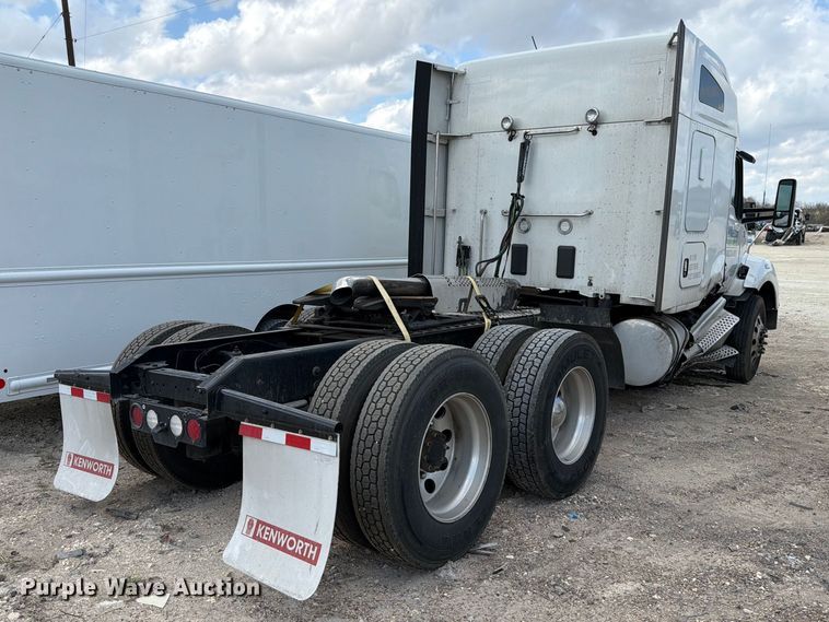 image for item YA2741 2022 Kenworth T880 semi truck