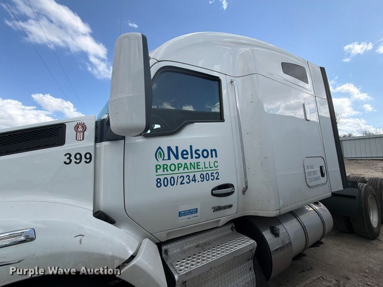 image for item YA2741 2022 Kenworth T880 semi truck