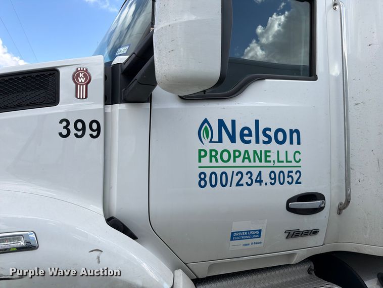image for item YA2741 2022 Kenworth T880 semi truck