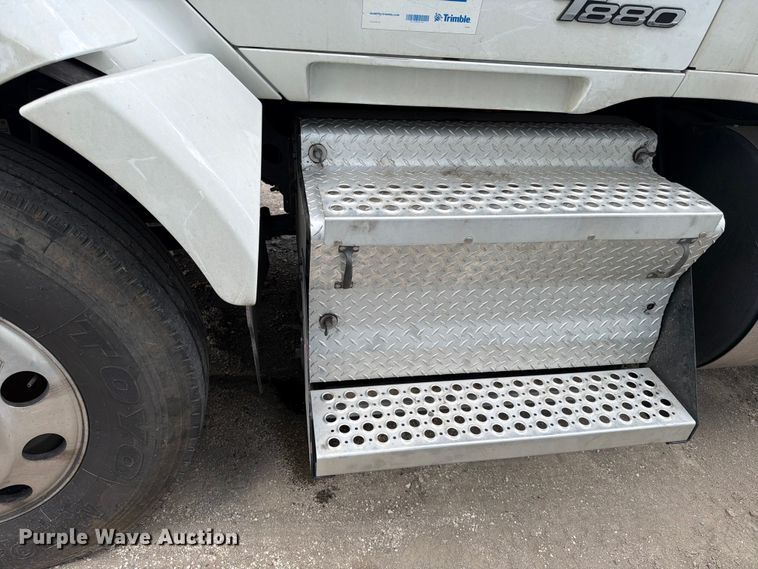 image for item YA2741 2022 Kenworth T880 semi truck