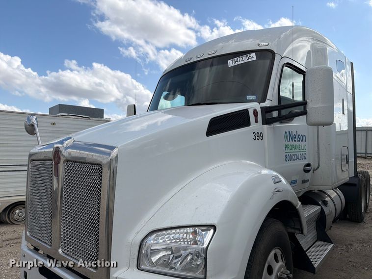 image for item YA2741 2022 Kenworth T880 semi truck