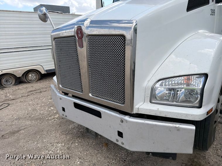 image for item YA2741 2022 Kenworth T880 semi truck