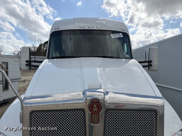 image for item YA2741 2022 Kenworth T880 semi truck